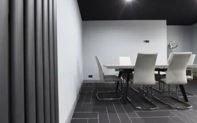 Swan Street Suite Slps 23
