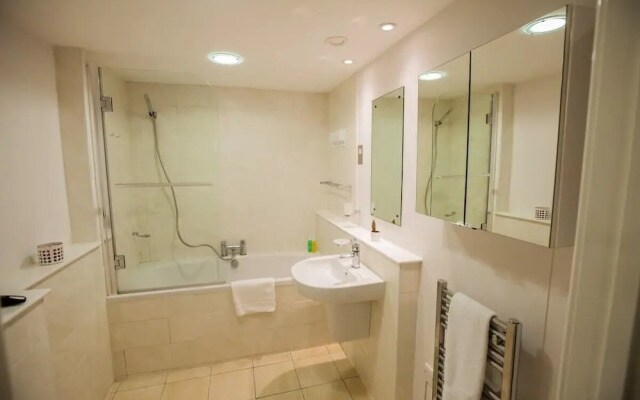 Light & Airy 1bed Barons Court Flat Lift & Balcony