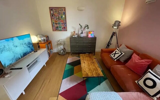 Chic Victorian Flat in Private Estate - Mile End!