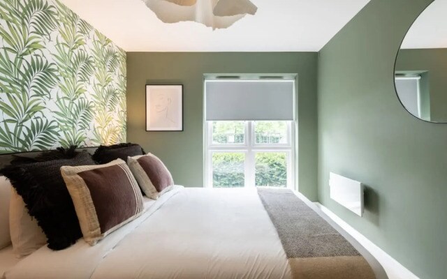 The Bow Mews - Modern & Bright 2BDR Apartment with Patio