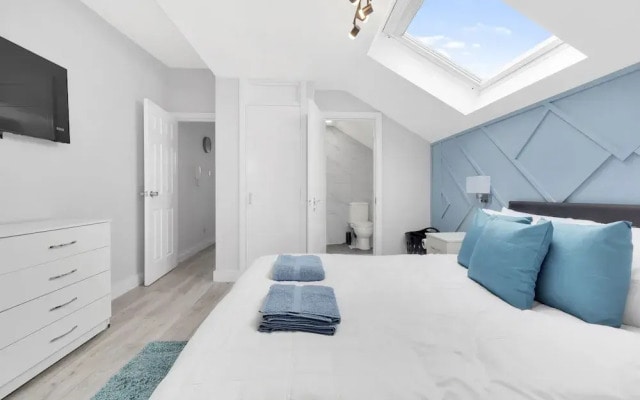 Stylish 4-bed Apartment - Parking & Central Links