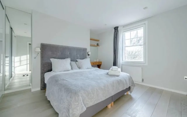 Modern and Luxurious 2 Bedroom Flat - Barons Court
