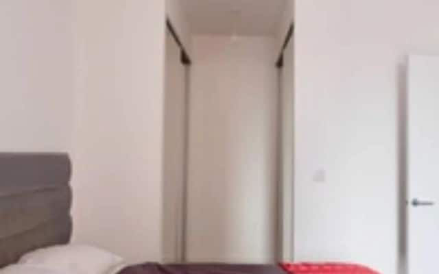 Spacious Flat In London Zone 2 With River Views