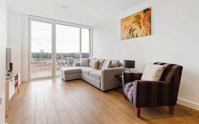 Modern 1bed W/balcony in Bromley, 7mins to Tube