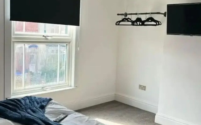 NEW 4 Double Bedrooms Large House