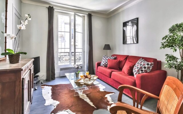 836 - Eiffel Tower View - Parisian apartment