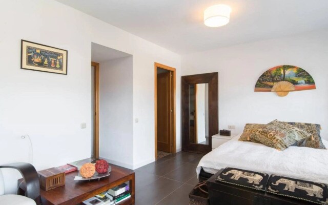 Sunny Apartment 3 Blocks to the Beach