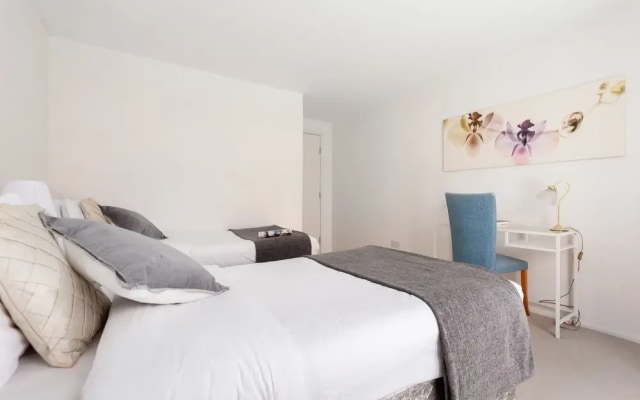 Platinum Apartment near Gloucester Road 9950