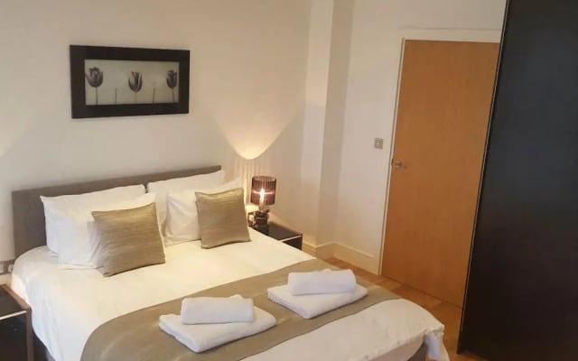 2 Bedroom Apartment on the River Thames