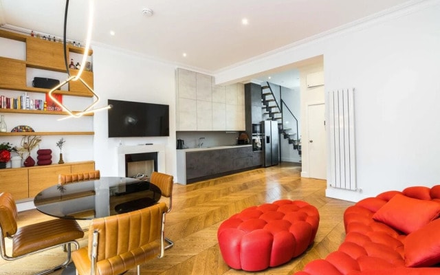 Luxury 2BD Apartment in Holland Park