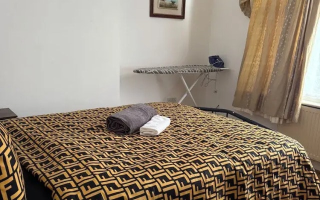 2 Bed Flat - Sleeps 4 - Parking - Wifi
