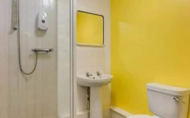 Commodore Hotel & Suites