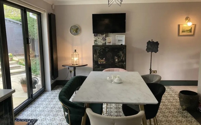 Stunning 2 Bed Bungalow in Liverpool Leafy Suburb
