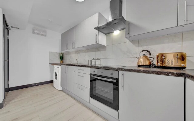 Captivating 1-bed Studio in Feltham