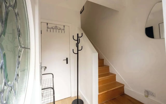 Spacious Apartment Near MCR Airport