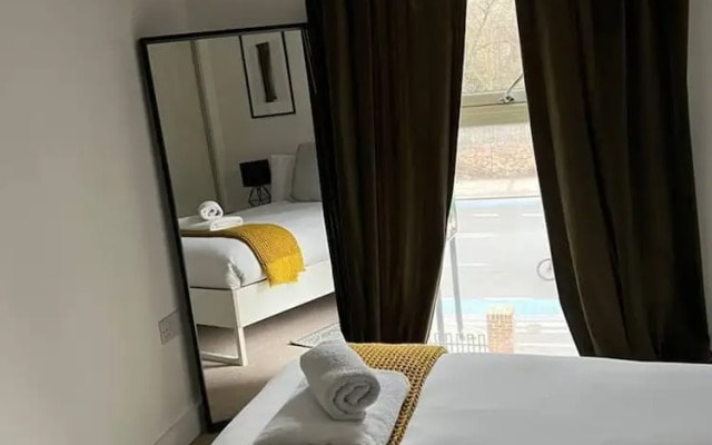Modern 1 Bed Flat Near Station and City