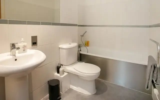 Spacious 2 Bed Parking Close To Centre