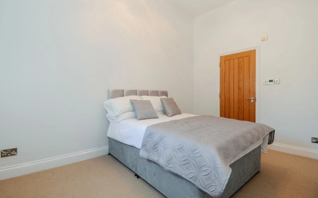 Charming 5 Star 3 Bed London Flat, Garden, Parking