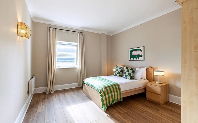 Bright and Stylish Riverside Haven in Canary Wharf