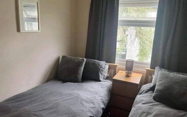 Seasideescape-2br-sleeps4-parking-petsok-fireplace
