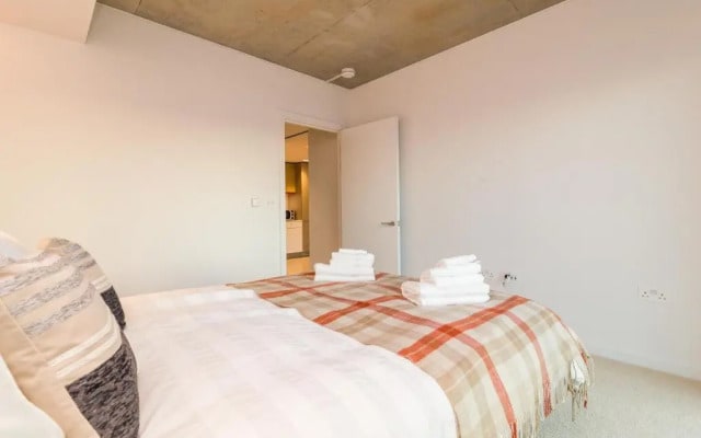 Royal Style Apartment - 5 Mins Walk to Excel London