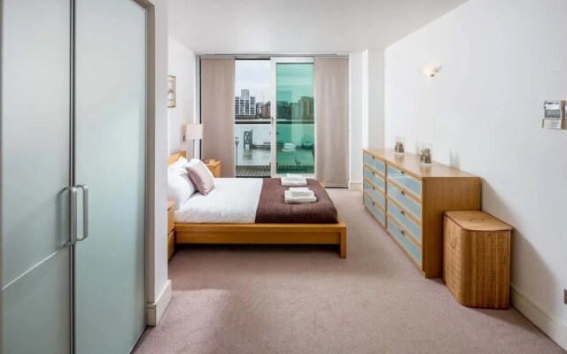 Light Modern Flat With Balcony Over River Thames!