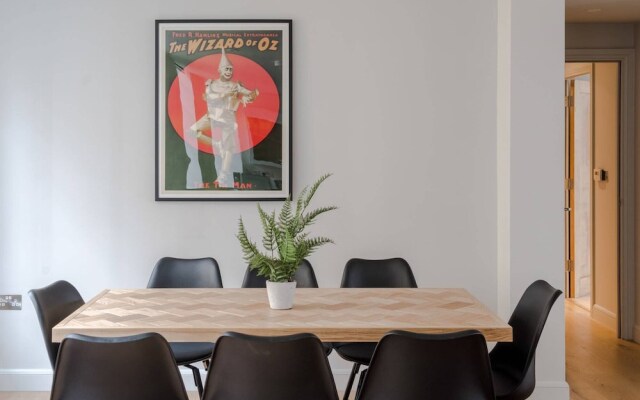 The Eyre Suite Five - Farringdon - by Frankie