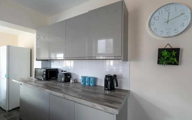 Central Location & Spacious Family & Contractors & Free Parking