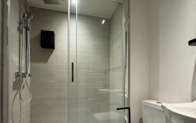 Central Apartment - Sleeps 2 & Private Patio