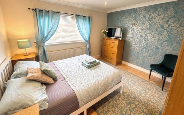 2 Bed House - Sleeps 4 - Parking - Pets - Garden
