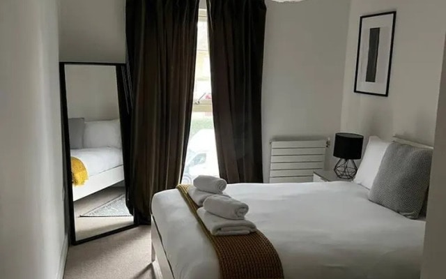 Modern 1 Bed Flat Near Station and City