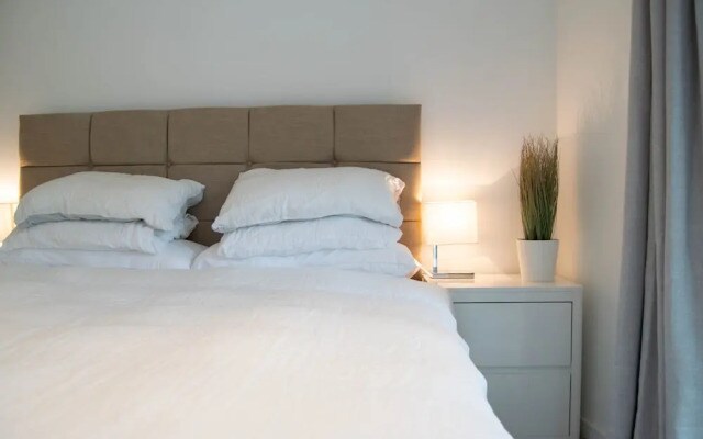 Stunning 2 Bedroom Apartment on the River Thames