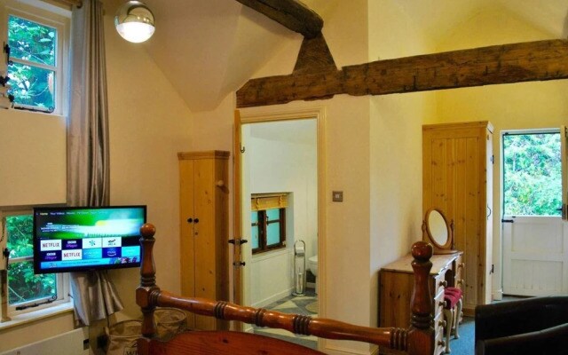 Squirrel Barn. Hi-spec. Hot tub & Wifi. Sleeps 14