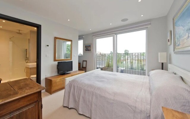 Fabulous 2-bed Penthouse, Wimbledon