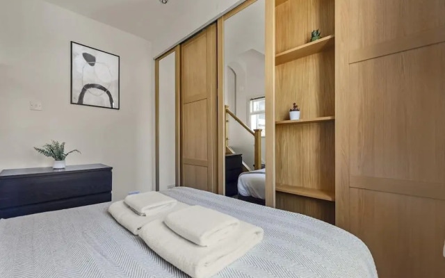 Immaculate 2 Bed Flat in West Kensington