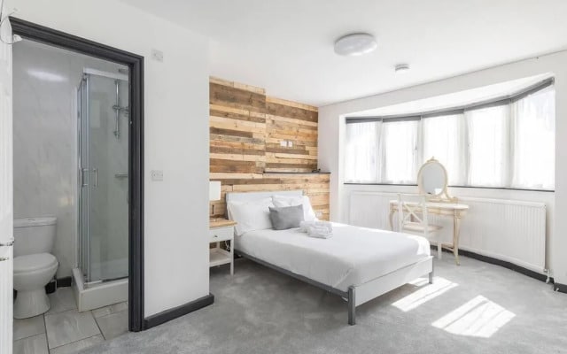 c Bright and Spacious House