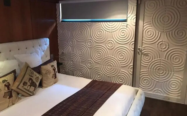 VIP Paris Yacht Hotel