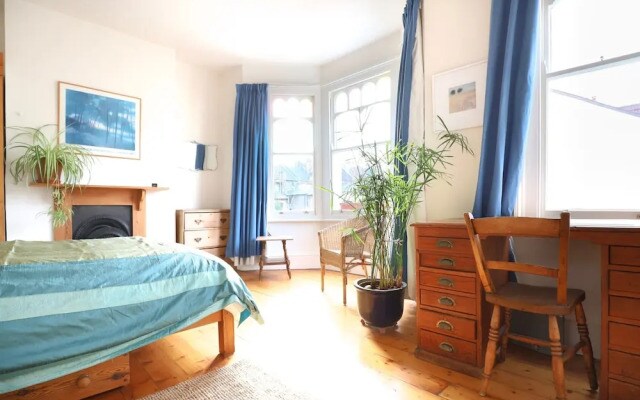 Unique 2 Bedroom House With Yoga Studio