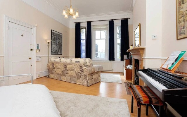 Veeve - Victorian Studio