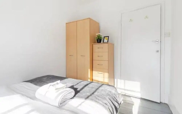 Camden 3-bed, Sleeps 6, 1 Min to Tube & Parking