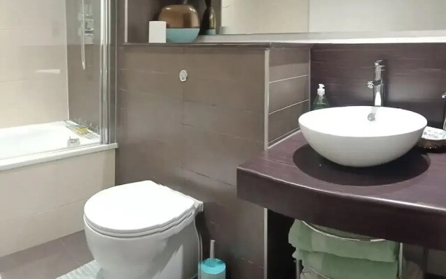 1 Bed Flat - Sleeps 5 - Pets - Garden - Parking