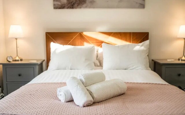 Spacious 1Br Flat In Wanstead: Garden & Comfort