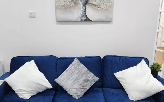 House Sleeps 6 With Free Parking