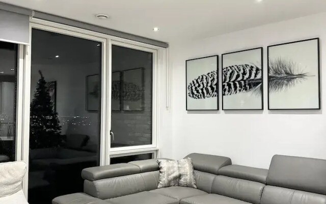 Beautiful 2-bed High Rise Apartment in Royal Wharf
