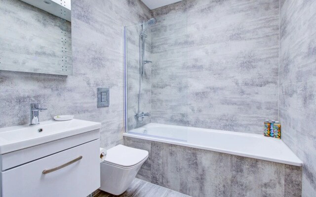 Charming 2-bed Apartment in Cheam, Sutton