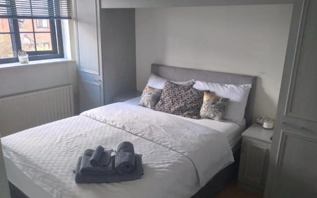 2 Bed House - Sleeps 4 - Pets - Garden - Parking