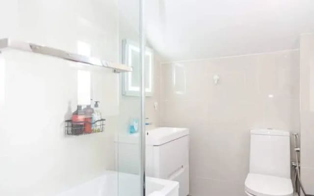 Bright 2 Bedroom House in Stratford With Garden