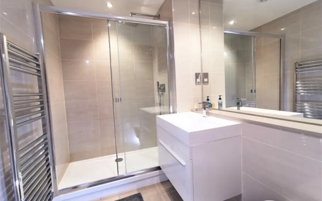 Spacious Double Room with en-suite - 1b