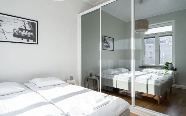 Main Square Renovated Apt, Sauna and Parking