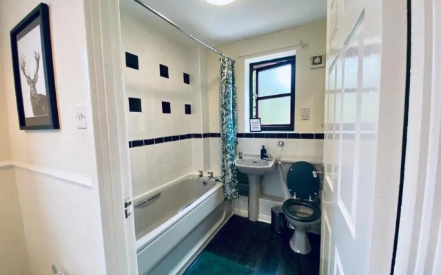 Comfortable Manchester House with Conservatory & Parking